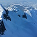 Blauschnee, Blauschneelücke mit Wächte unten links; Blick vom Gipfel
