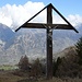 Das Kreuz vor der Kapelle und das Bietschhorn auf der anderen Talseite