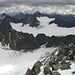 Gipfelblick nach Osten  -  unter der Nordostflanke des Schrankogels der Schwarzenbergferner (links unten); in der Bildmitte das Hochbecken des Alpeiner Ferners