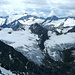 Gipfelblick nach Süden  -  über den Bockkarferner hinweg ins Hochstubai; rechts Stubaier Gletscher-Skigebiet