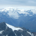 Gipfelblick nach Südwesten -  im Mittelgrund:  Das Söldner Gletscherskigebiet 'Rettenbachferner' ; rechts: Mittelbergferner mit Pitztaler Gletscherskigebiet