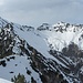 Am Gipfel mit Blick zu Schellschlicht und Kreuzspitzl; rechts davon spitzelt die Kreuzspitze durch