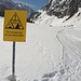 <b>Da qui via si entra in un paesaggio alpino non assicurato; lo ribadisce a chiare lettere anche un cartello giallo: “Hier verlassen Sie das gesicherte Gebiet”.</b>