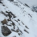 Zur Blaubergschneid quert der Wanderweg durch die steile Schrofenflanke; alternativ ist der verschneite Latschengrat zu benutzen