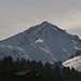 Vom Zug aus kurz vor Gstaad zeigt sich der Gifespitz (2541,7m). Über den Nordgrat (links) steige ich auf wo zur Zeit beim vergrössern des Fotos ein Bergsteiger darauf zu sehen ist.