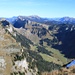 Mittag- und Geyerhorn rücken ins Blickfeld (links), anschliessend die Sichle, davor der Talschluss des Justistal; im Hintergrund Zentralschweizer Voralpen- und Alpenketten
