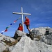 das Gipfelkreuz, mit tibetischen Gebetsfahnen ausgestattet