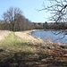 Bei Březina/am Vojenský rybník - Nach Ankunft in Březina verlassen wir nun das Waldsträßchen. Weiter geht's über den Staudamm des benachbarten Teichs Vojenský rybník.