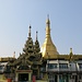 die Sule Pagoda mitten in der Innenstadt