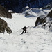 [u Sputnik] kämpft sich das Couloir hinauf