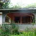 Dies ist das letzte, ein verlassenes, baufälliges Haus, welches man links passiert und dann entgültig der Zivilisation den Rücken kehrt und in die Welt des Seychellischen Dschungels eintritt.