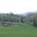Bauernhof Fueterstig (Oberdorf), dahinter die Waldenburg. Umgekehrte Blickrichtung: [http://www.hikr.org/gallery/photo1086696.html?post_id=64330#1 hier].