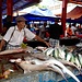 Hammerhaie werden auf dem Sir Selwyn Clarke Market zum Verkauf vorbereitet.