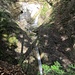 der von Stägacher her hinabfliessende Seitenbach birgt die schönsten Wasser-, -fall- und Felsimpressionen ...