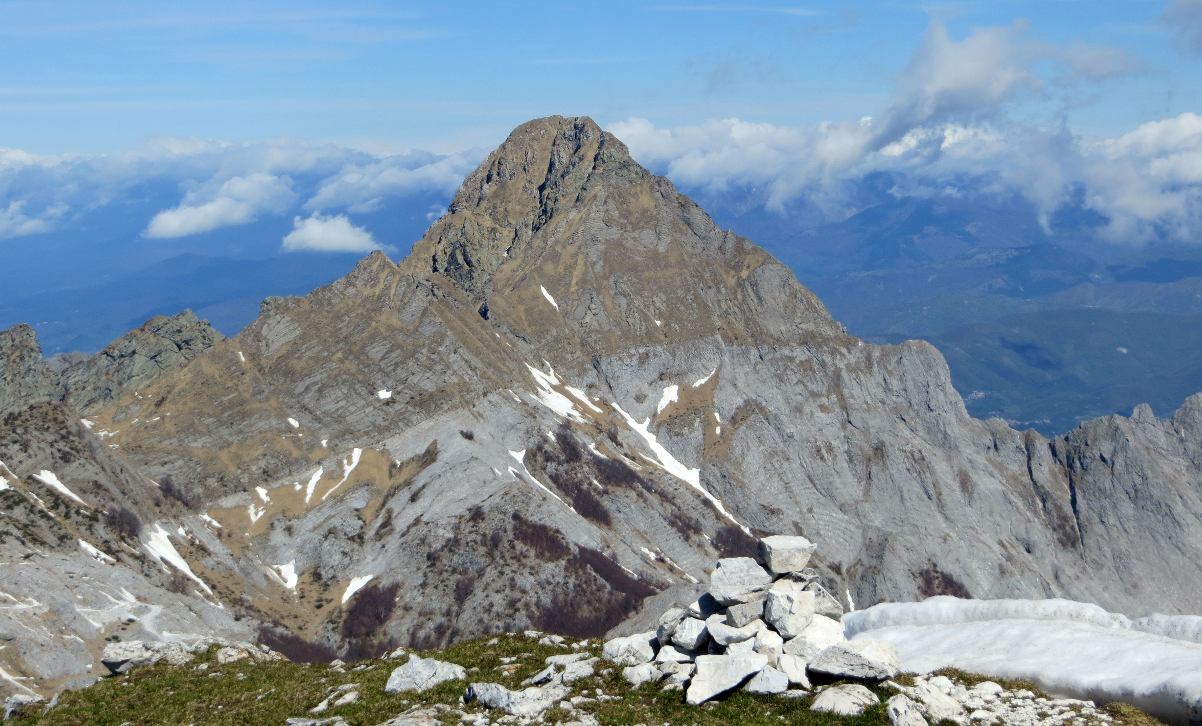 l'inconfondibile monte Pisanino Fotos