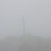 Gipfelkreuz im Nebel.