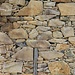 Vitín, Ruine, sorgsam verarbeitete Trockenmauer