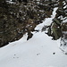 nochmals ein Schneefeld über einem Bachbett kurz vor der Alpe Cassengo