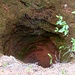 Ein von Menschenhand gegrabenes Loch mit einer Tiefe von etwa 5 bis 7 Meter auf einem Hochplateau der Insel.