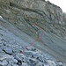 Den Wanderweg verlässt man auf etwa 2460m und quert leicht absteigend in Richtung Martinsloch, wo man im Schuttfeld unterhalb der ersten Felsen im Bild auf eine deutliche Wegspur triff.