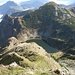 Tiefblick zum Wildsee und dahinter die Henne auf die ein interessanter Klettersteig führt