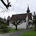 Kirche in Hölstein. Das kleinere Gebäude im Vordergrund ist das Hölsteiner Pfarrstübli.