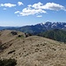 Die verfallene Alpsiedlung Pino bietet  eine prächtige Aussicht dank ihrer Lage auf dem Bergkamm.