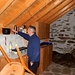 Interno: manca l'acqua, c'e' il torrente in basso, o un serbatoio di acqua alle spalle del rifugio