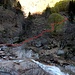 Il guado ed il percorso per il rifugio (sulla sponda opposta del torrente, sul ramo che scende dalla Val Camana) c'e' un ometto di sassi