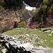 Il percorso:
a sinistra il sentiero per Pon, a destra (in salita) quello che sale alla Camana Vecchia, la freccia verso il basso porta al rifugio