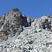 Der kürzeste Aufstieg vom Sardonapass auf das Sardona-Gipfelplateau führt auf der rot eingezeichneten Route über die Rampe in der Bildmitte. Der Fels links davon markiert die Kantonsgrenze.   