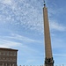 l'obelisco e la finestra del papa,<br />in alto la seconda da dx