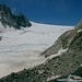 Aussicht auf den Glacier d'Orny von der Cabane d'Orny aus. Rechts unten der erwähnte Bergsee. Auf der Oberkannte des Gletschers befindet sich der Col d'Orny (3098m)