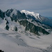 Auf dem (überbevölkerten) Gipfel, den Mont Blanc im Blickfeld. 