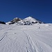 Nord-seitig beim Skigebiet liegt noch genügend Schnee