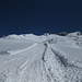 Eine breite Pistentrasse führt hinauf zum Nebelhorn - sie endet knapp 50 Hm  unter dem Gipfel, links unterhalb des weithin sichtbaren Krans.