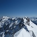 Vom erstaunlich kleinräumigen Gipfel sieht man östwärts hinüber zum Großen Daumen - dazwischen liegt der Hindelanger Klettersteig derzeit unter Schneemassen vergraben.