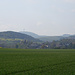 Blick zurück auf Polle und im Hintergrund der Köterberg, mit 497 m. die höchste Erhebung der Region