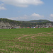 Dölme <br />im Hintergrund die Muschelkalkfelsen des Mühlenbergs bei Pegestorf