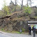 Die Felsrippe der Teufelsmauer beginnt im Nordwesten bei Blankenburg. Hier befindet sich ein kleiner Wanderparkplatz.