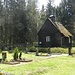 Mitten im Wald liegt der kleine Friedhof von Hohendorf.