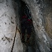 Con sotto il vuoto si attraversa la stretta grotta (ottimi appigli per i piedi)