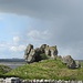 Clonmacnoise: Ruine ausserhalb des Geländes, im Hintergrund gerade ein Regenschauer ..