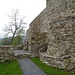 Ostseite der restaurierten Umfasssungsmauer auf Burg Hohenrätien