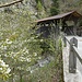 Schöne holzgedeckte Brücke über den Ual da Reischen