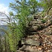 Schön angelegte Steintreppe im Aufstieg nach Monti del Laghetto