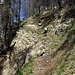 Im steilen Gelände verläuft der zwischendurch schmale Steig nach Corte di Mezzo auf der Alpe Ruscada.