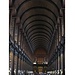 Dublin: Eindrückliches hölzernes Tonnengewölbe im Long Room der Old Library des Trinity Colleges. <br />Man will sich gar nicht vorstellen, was los ist, wenn da ein Feuer ausbricht.