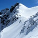 Das erste Gipfelziel, der Vorgipfel des Oberberg (Markierung).