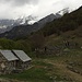 Le baite superiori dell'Alpe La Piana. Sullo sfondo la dorsale del Casetto Era